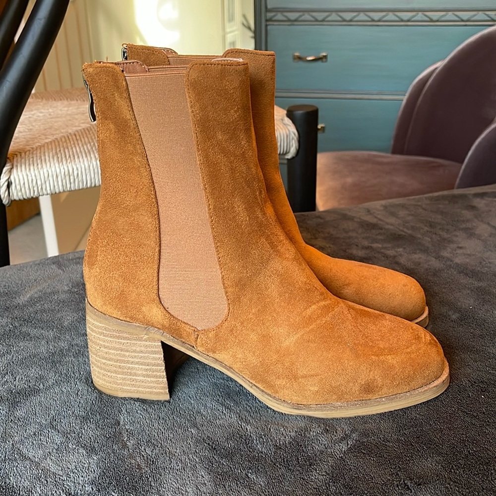 BRAND NEW - never worn brown suede booties